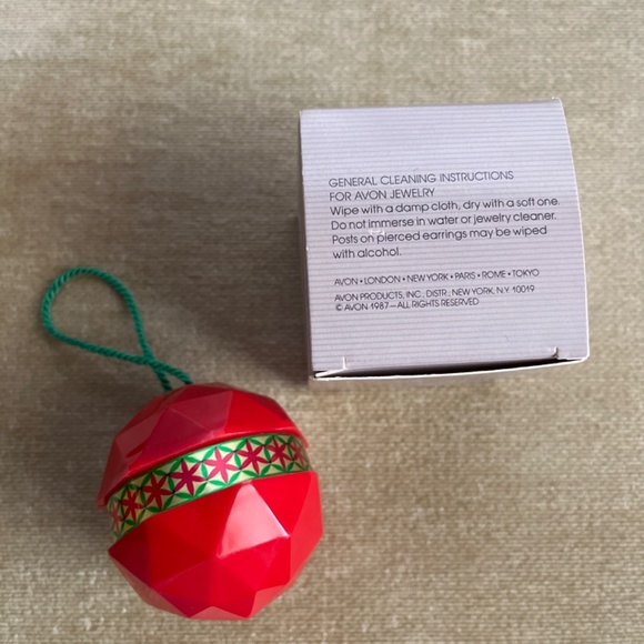 VINTAGE (1987) AVON FESTIVE SNOWBALL ORNAMENT W/SNOWBALL PIERCED EARRINGS - Picture 2 of 4
